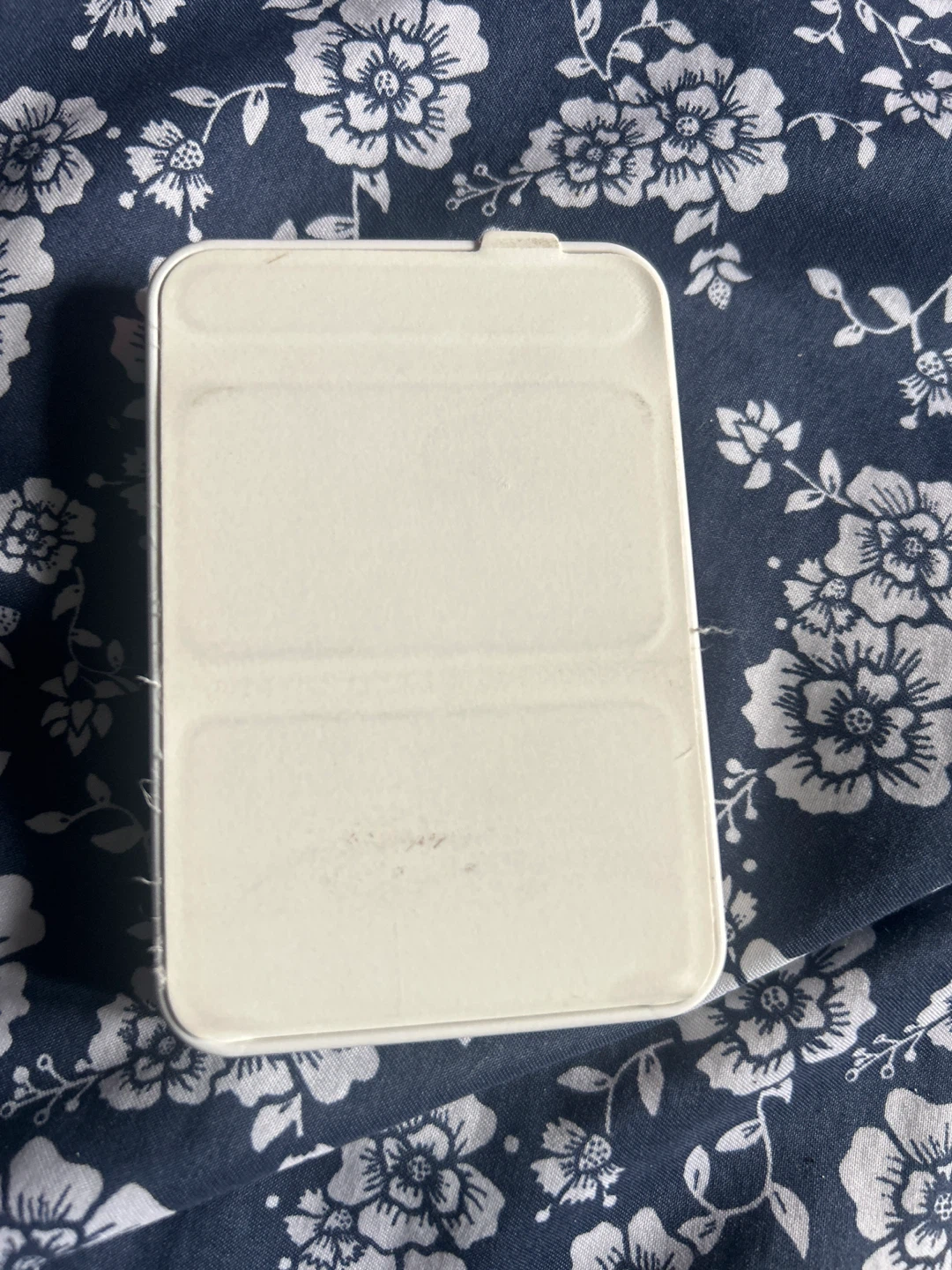 White MagSafe Portable Charger - photo 2