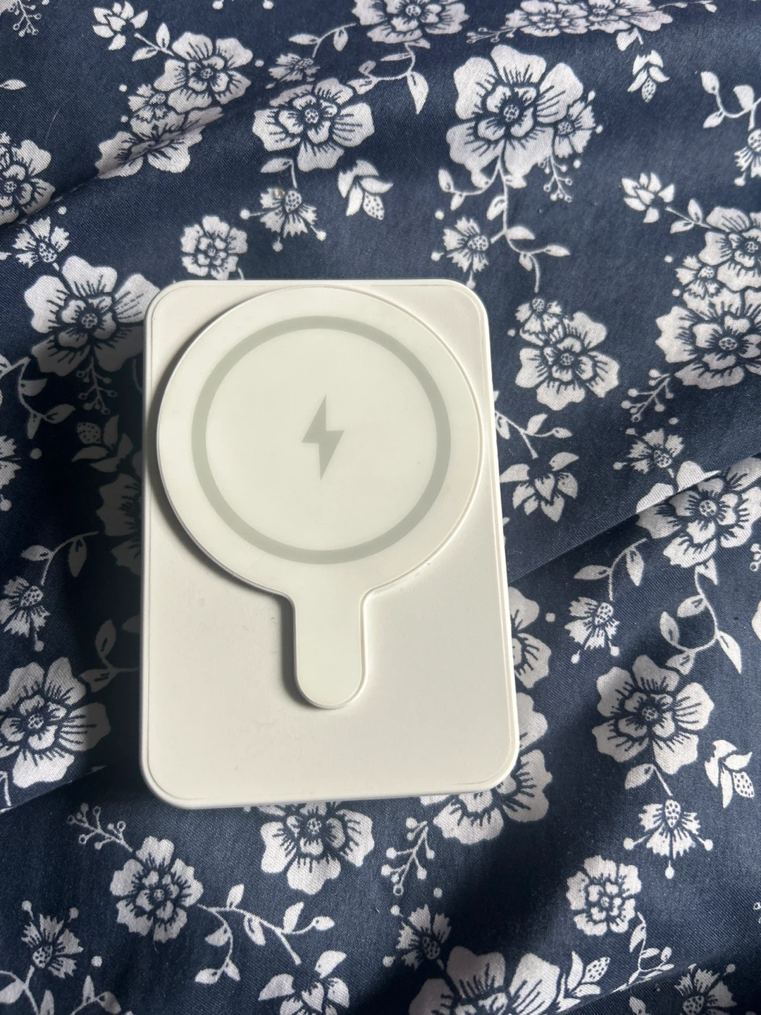 White MagSafe Portable Charger
