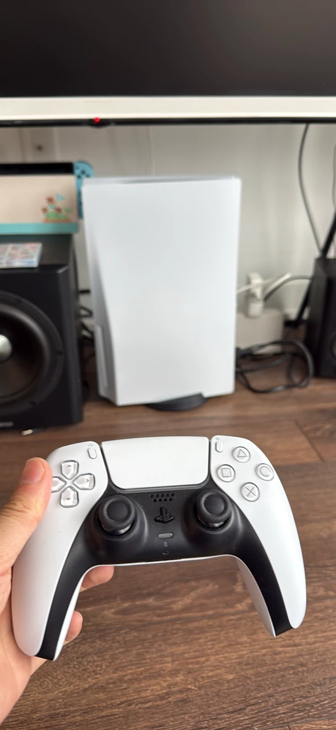 PS5 DSIC WITH ONE GAME