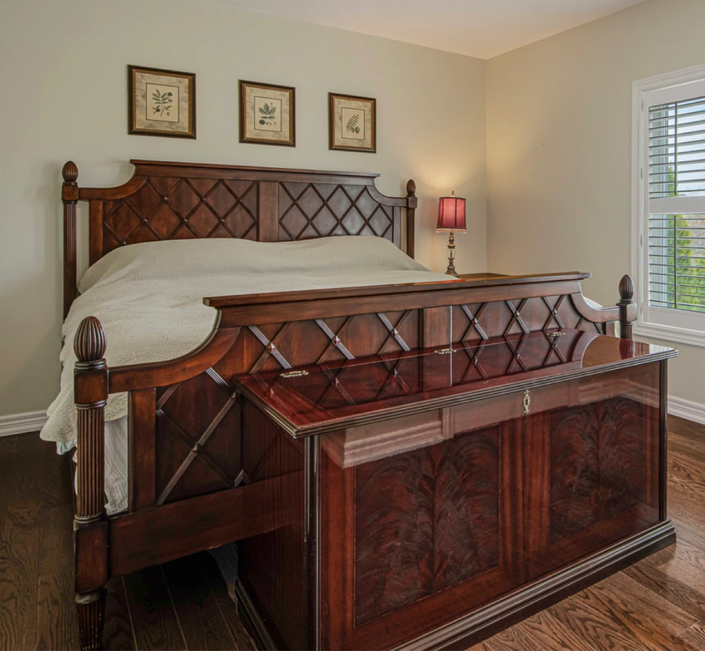 Bombay Mahogony Diamond-weave King Size Bed and Mattress