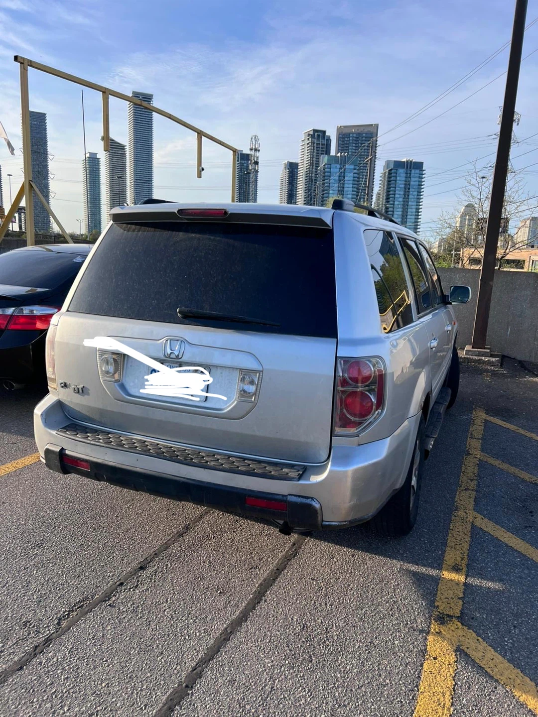 Silver Honda Pilot SUV 2007