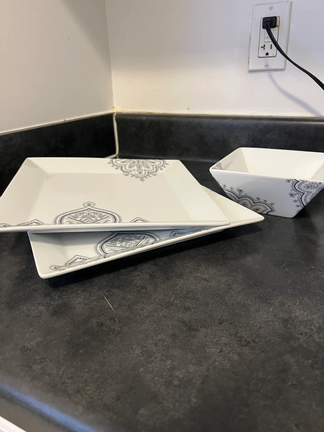 Square Dinner Plates and Bowl Set with Decorative Pattern