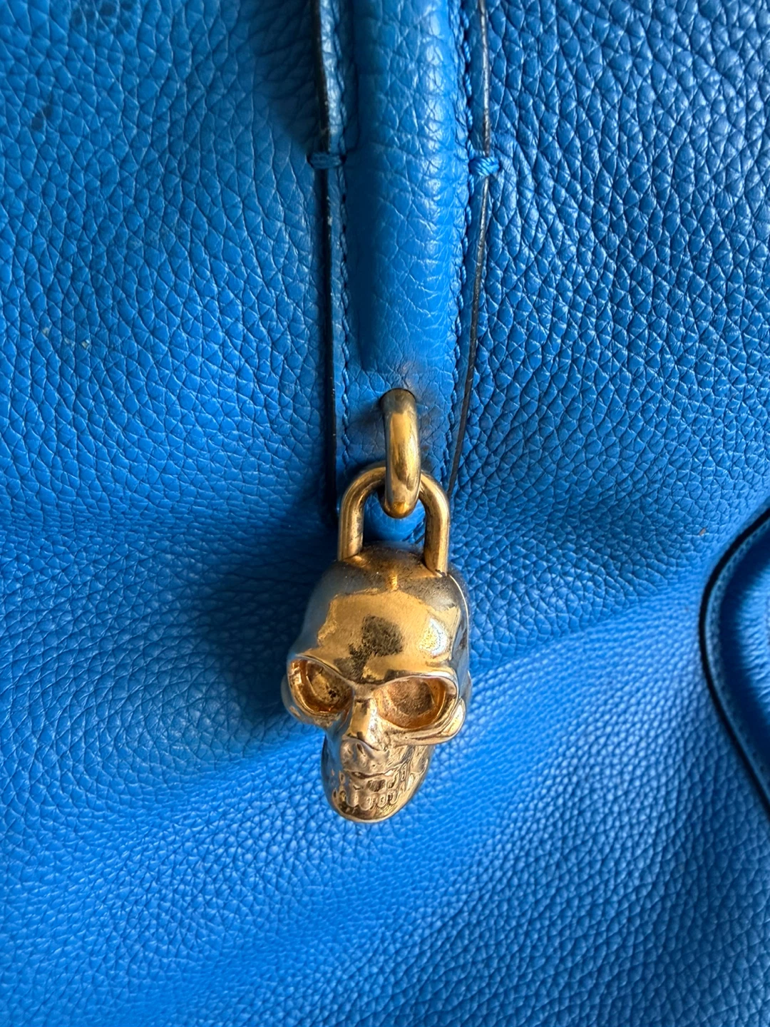 Alexander McQueen Blue Leather Tote Bag with Skull Charm - photo 4