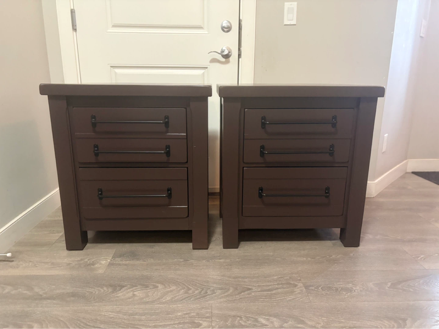 Set of 2 Brown Nightstands with 2 Drawers
