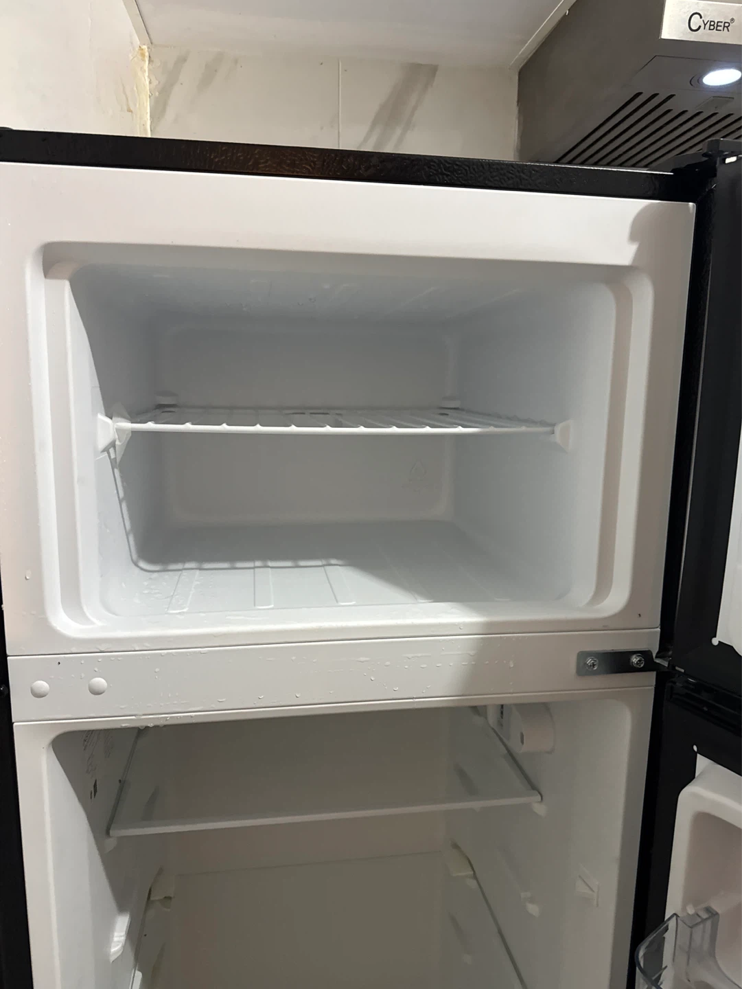 Insignia Top Freezer Refrigerator - photo 3