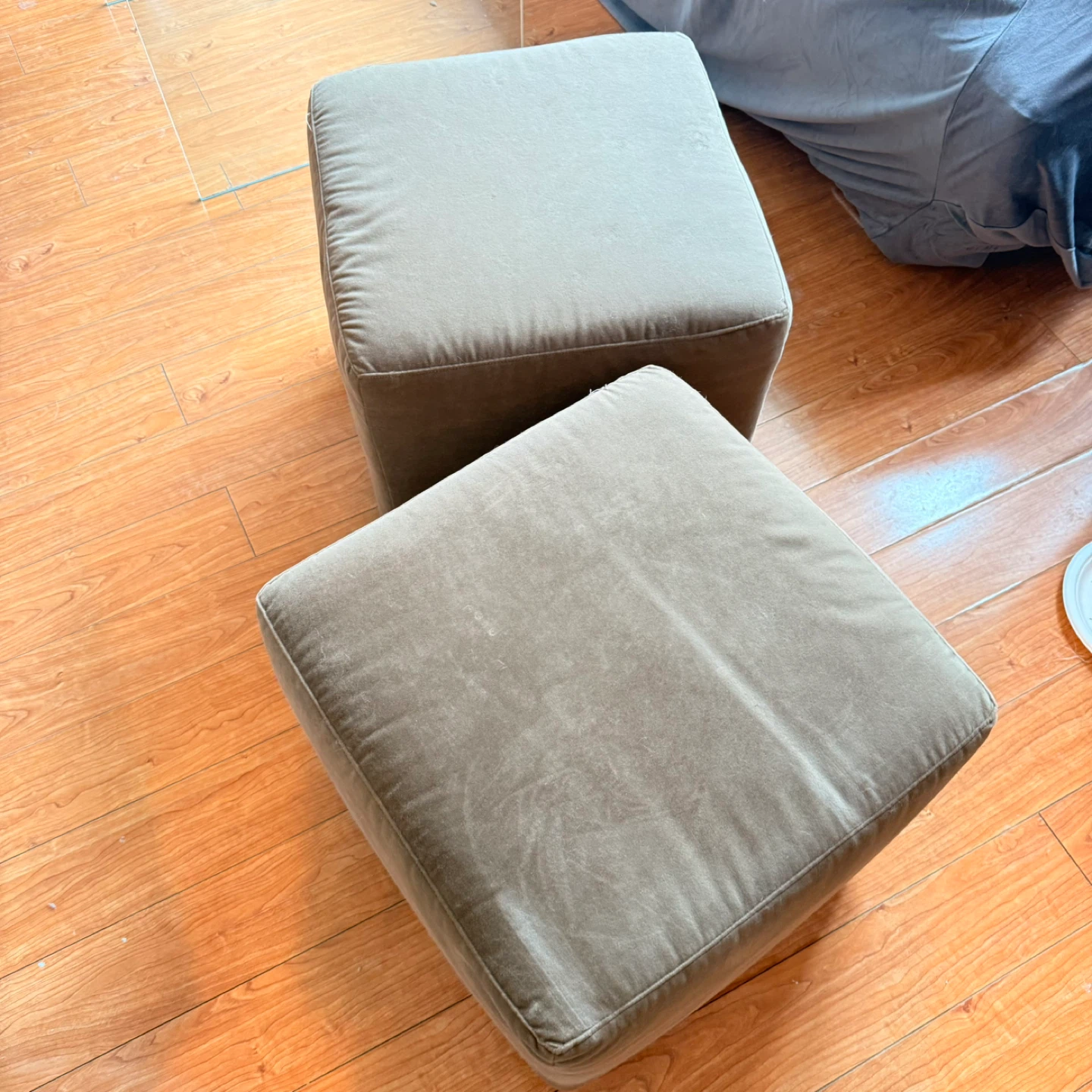 Set of 2 square upholstered ottomans/footstools - photo 3