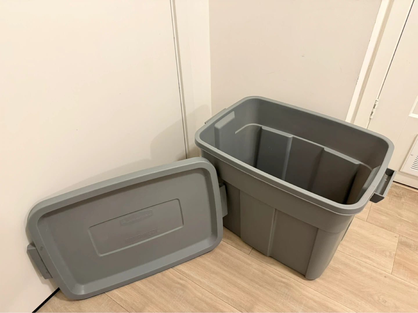 Rubbermaid roughneck 18 Gallon Storage Tote with Lid