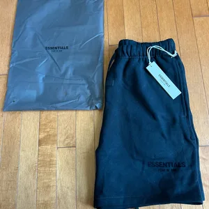 Black Essentials Short