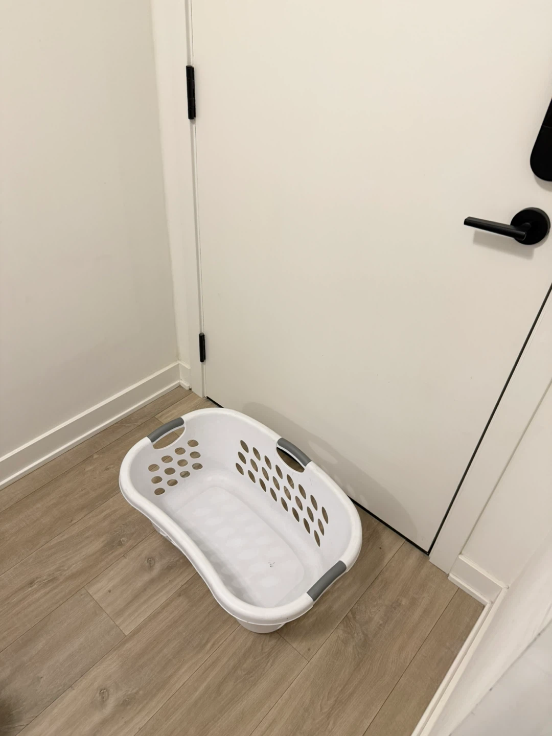 Sterilite White Laundry Basket with Grey Handles - photo 2