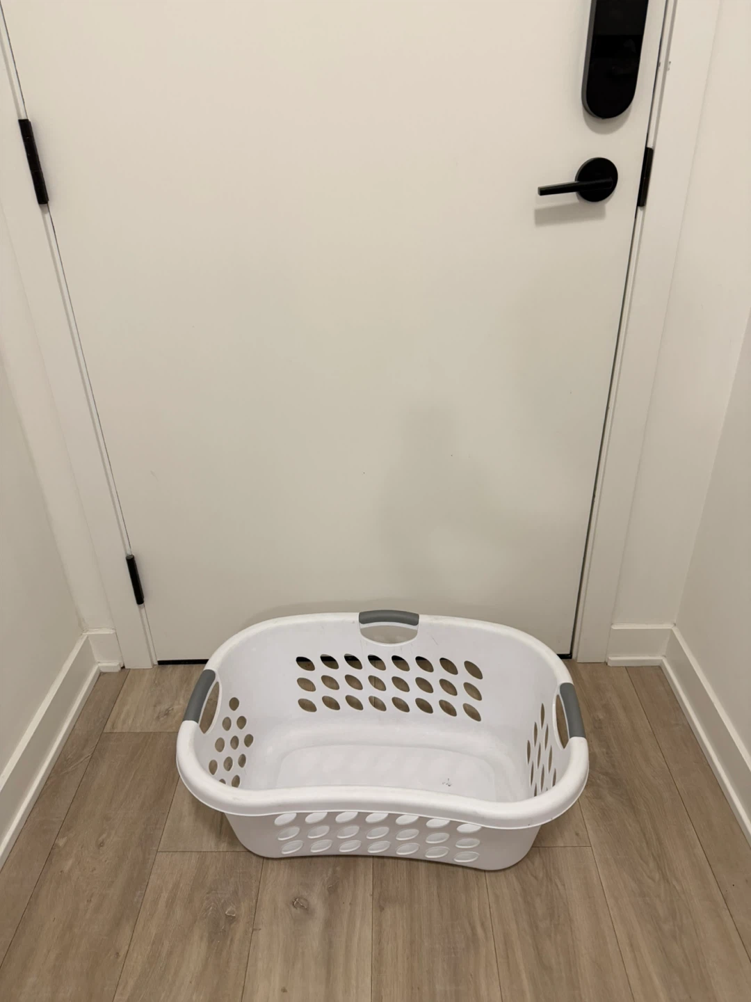 Sterilite White Laundry Basket with Grey Handles - photo 3