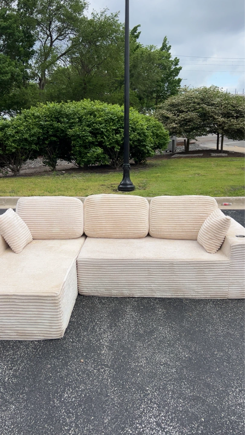 FREE DELIVERY‼️ Beige sectional sofa with cup holder - photo 4