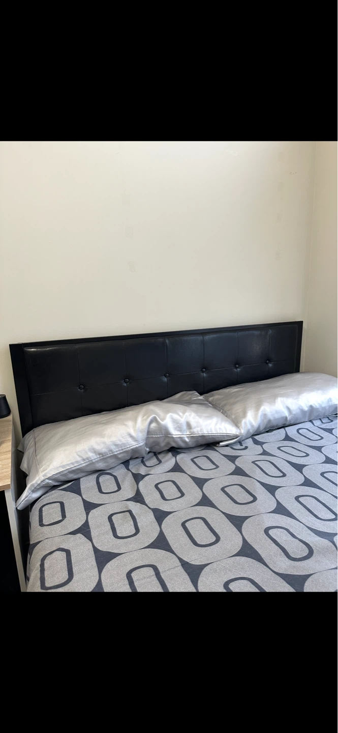 Table and queen bed fram - photo 2