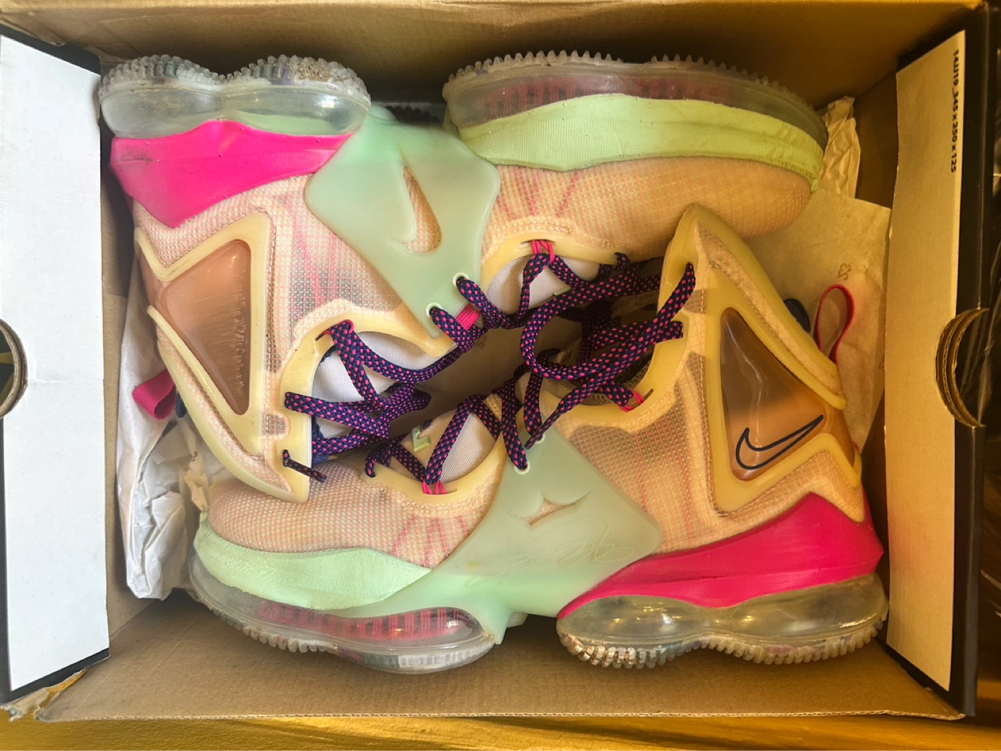 Nike LeBron 19 "Mismatch" Basketball Shoes
