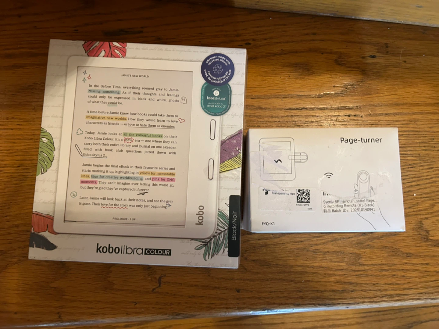 Kobo Libra Colour E-Reader - 7"  - Black & page turner