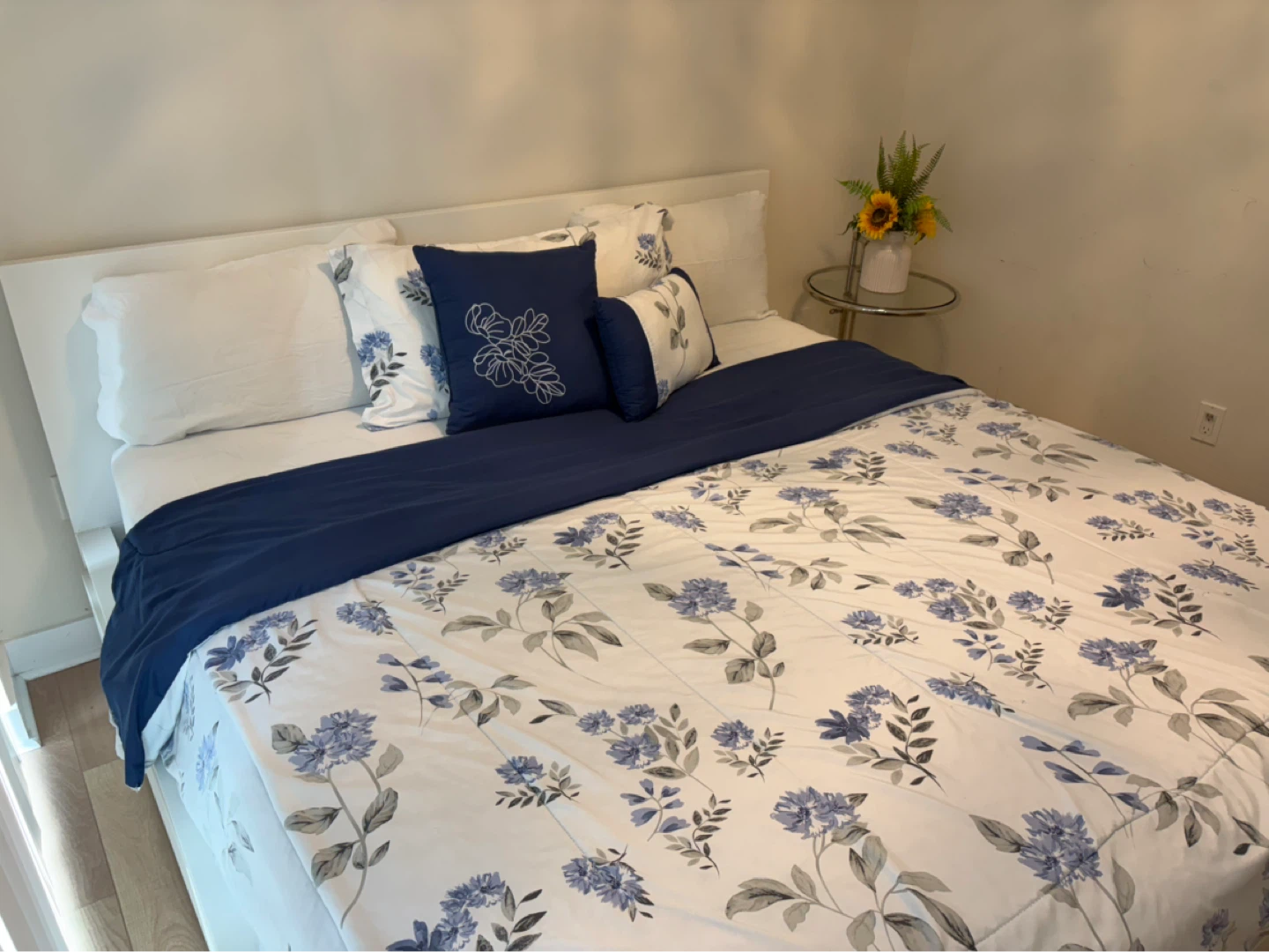 Queen Duvet Cover Set with Pillow and king bed