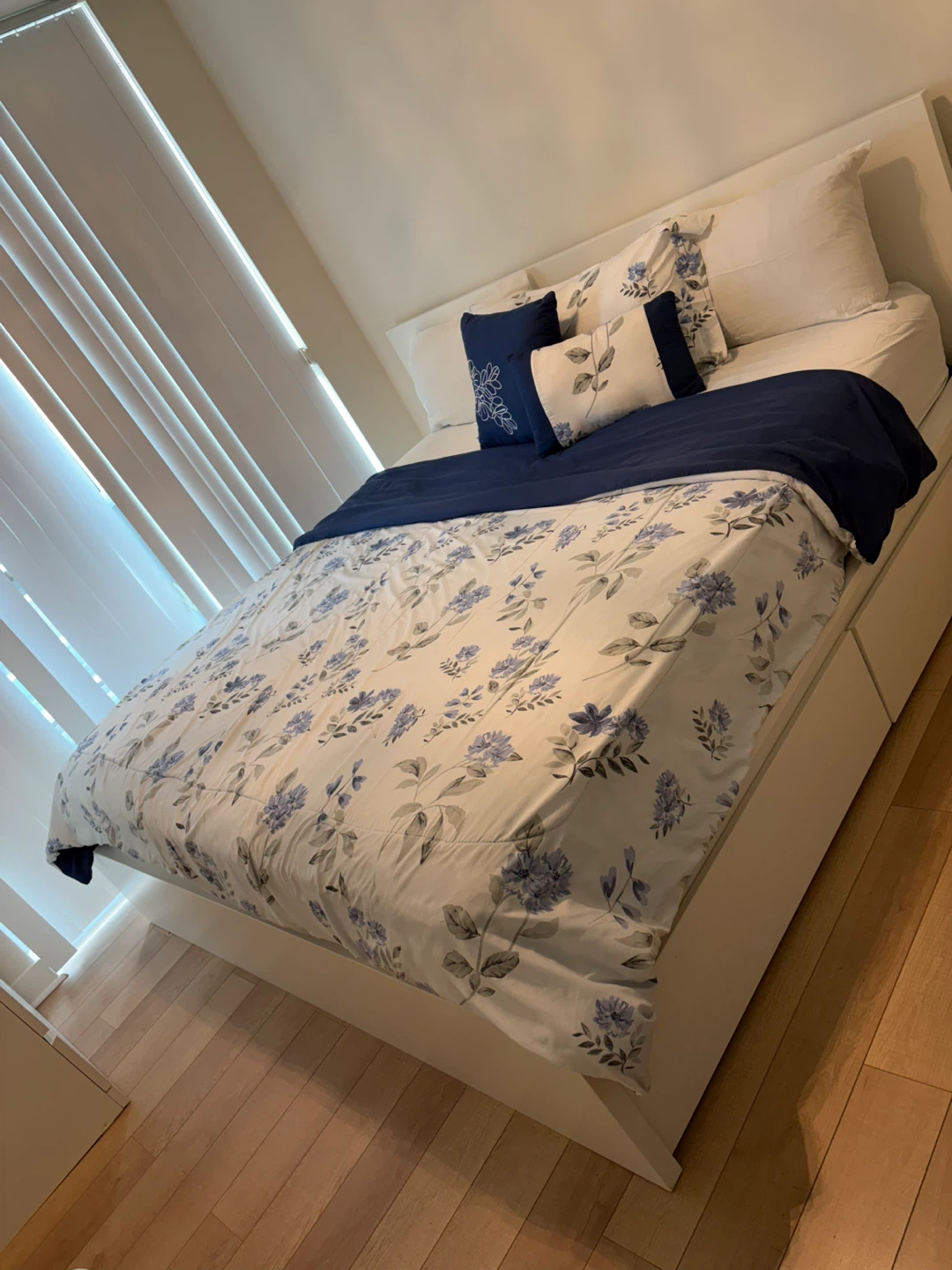 Queen Duvet Cover Set with Pillow and king bed - photo 2