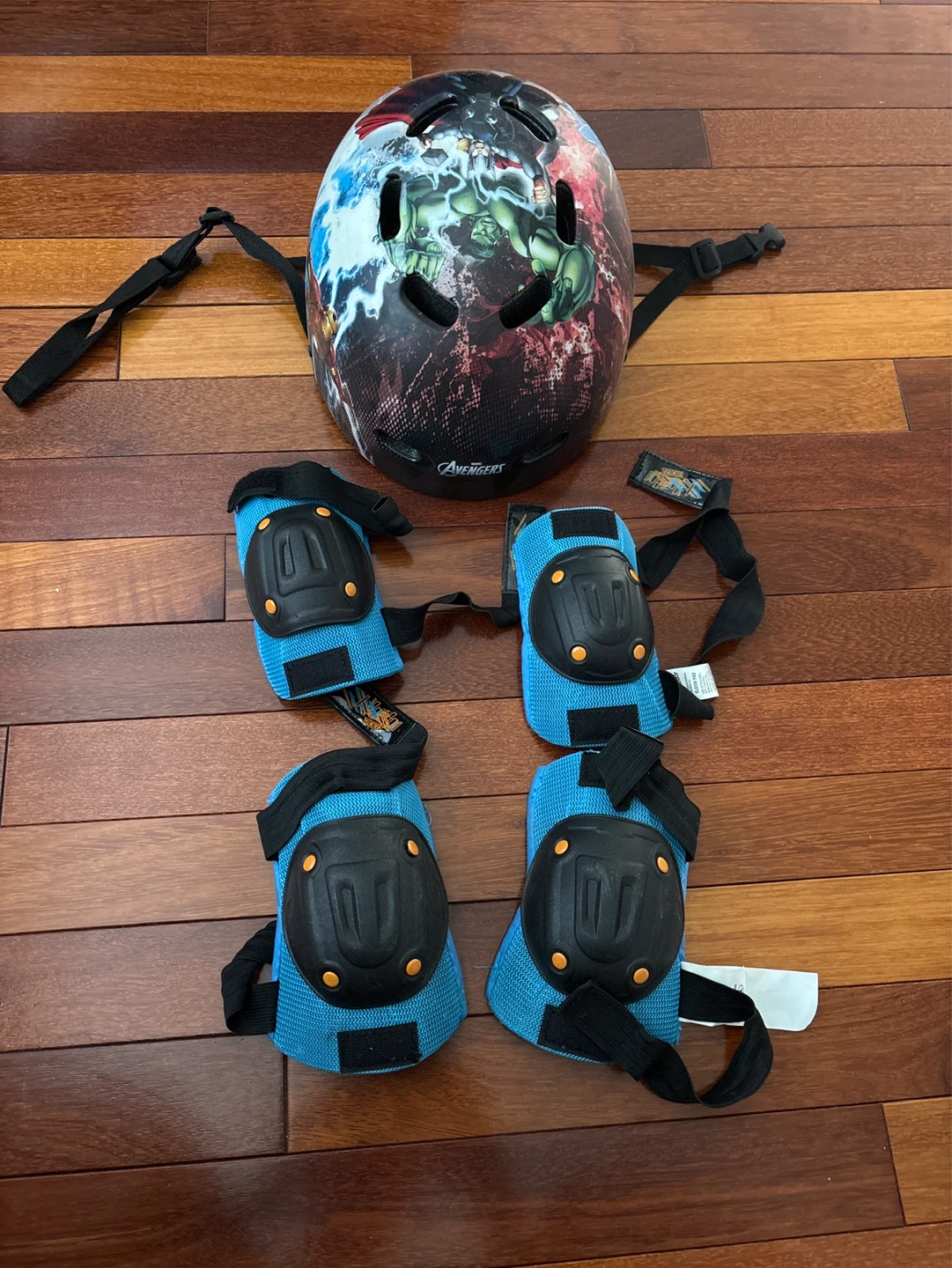 Avengers Kids Helmet and Knee/Elbow Pad Set