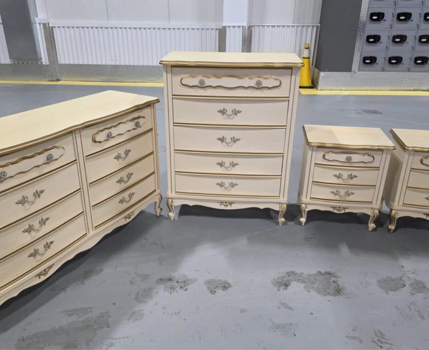Vintage French Provincial Dresser & Nightstands Set - photo 5