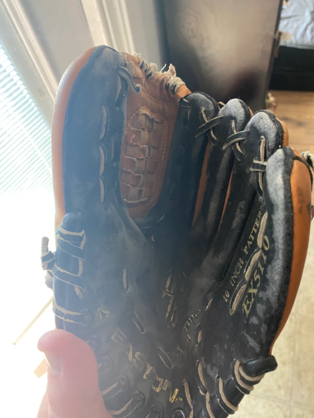 Easton EX5110 Black Magic Series 10 Inch Youth Baseball Glove - photo 3