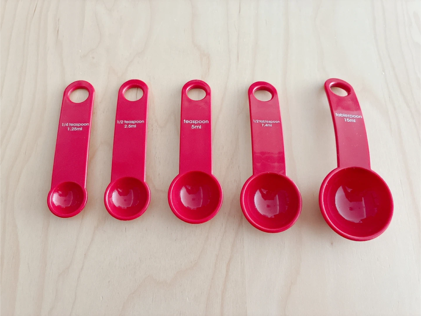 Red Plastic magnetic type Measuring Spoons Set