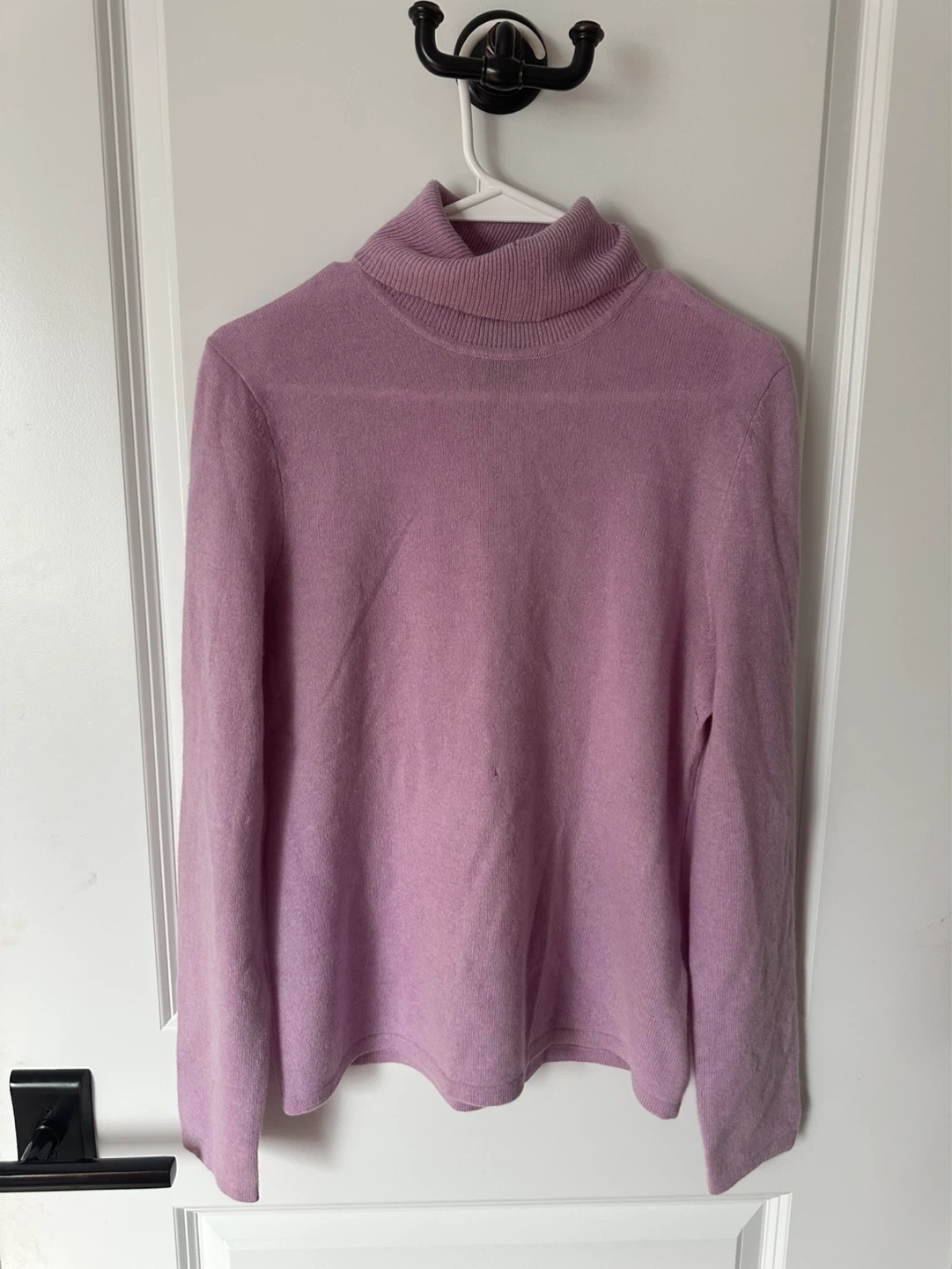 100% CASHMERE Lord & Taylor Turtleneck - L/G (fits small)