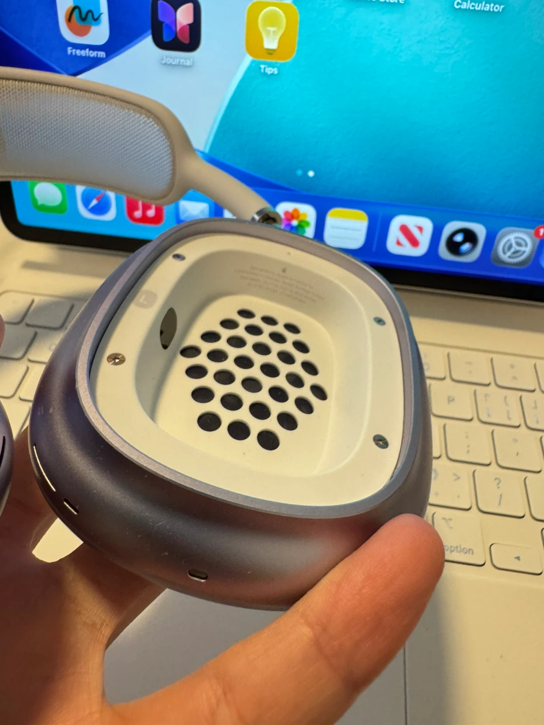 Apple iPad Pro (4th Gen) with Magic Keyboard and AirPods Max - photo 3