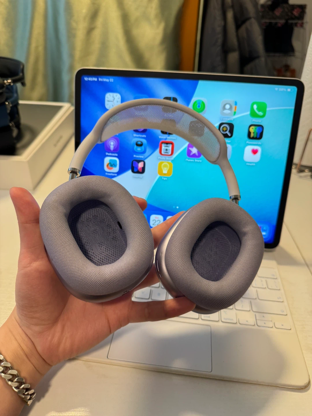 Apple iPad Pro (4th Gen) with Magic Keyboard and AirPods Max - photo 4