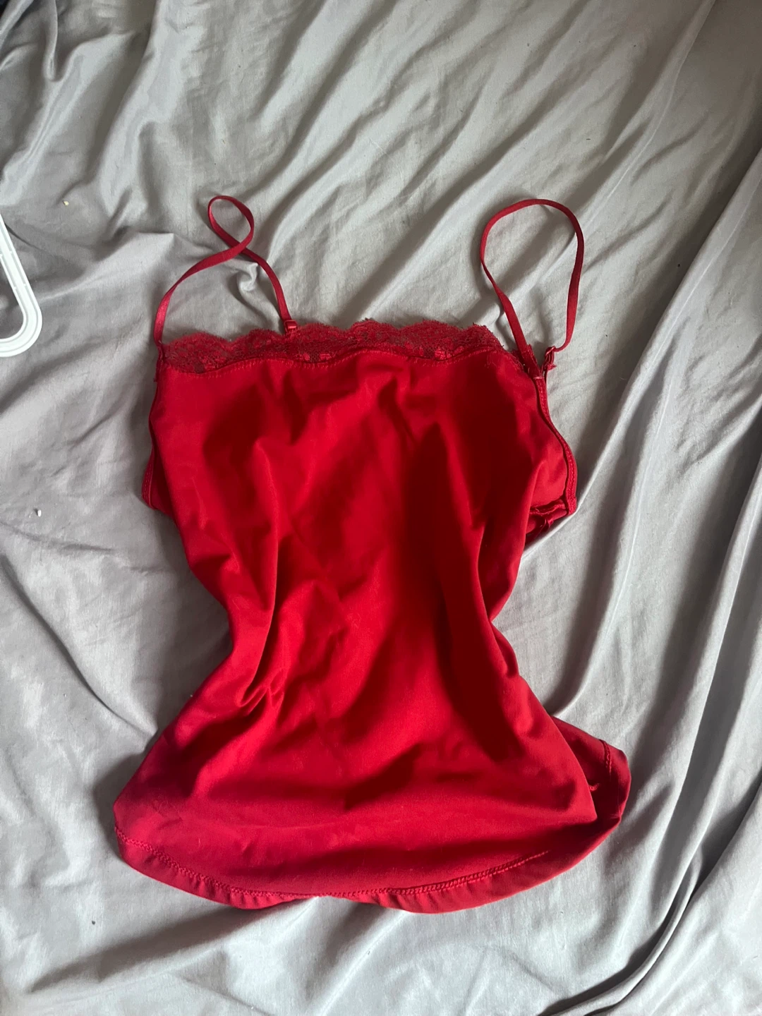 Débardeur rouge en dentelle