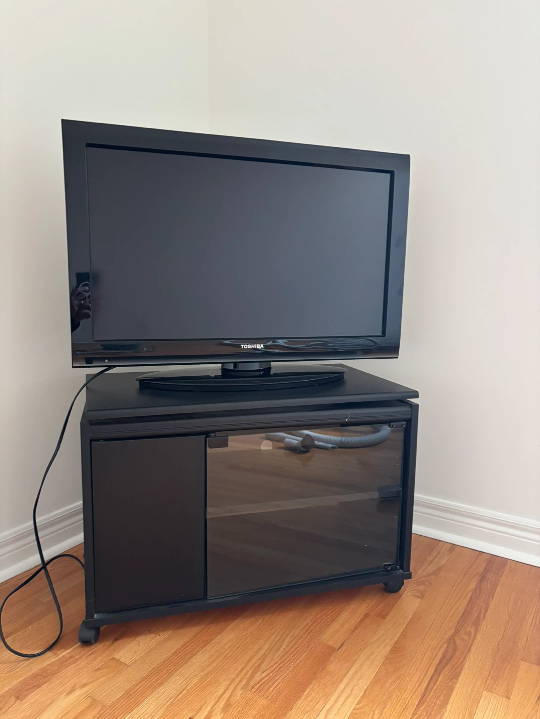 Toshiba 32" TV WITH STAND