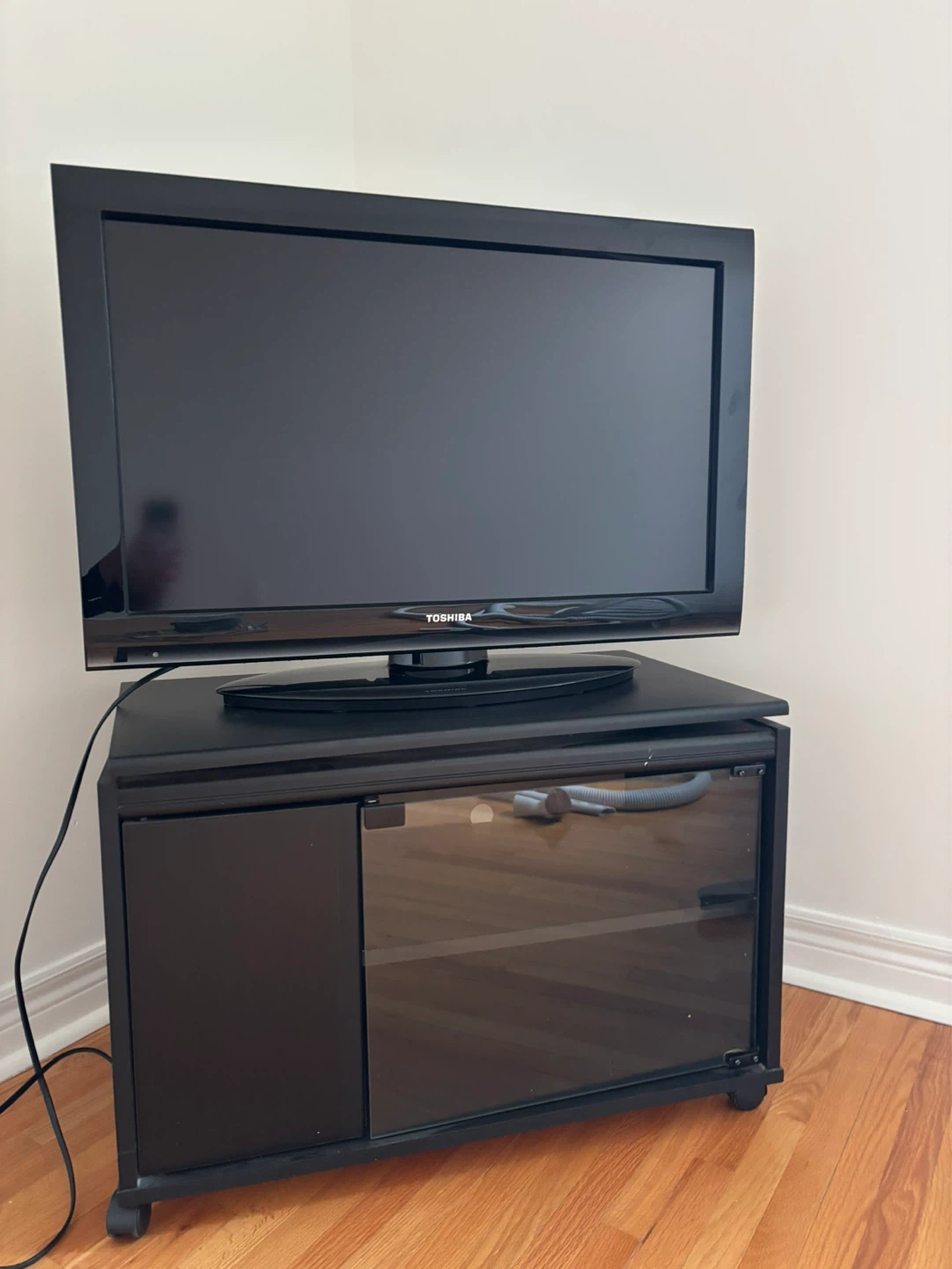 Toshiba 32" TV WITH STAND - photo 2