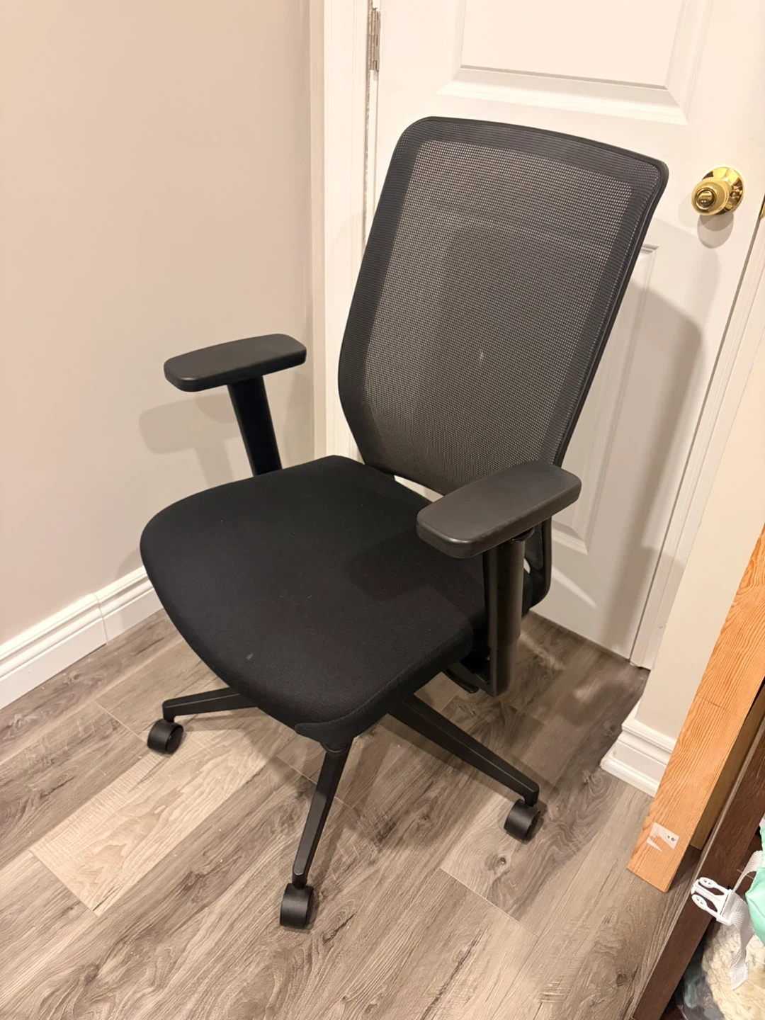 LIKE NEW: Black Mesh Office Chair