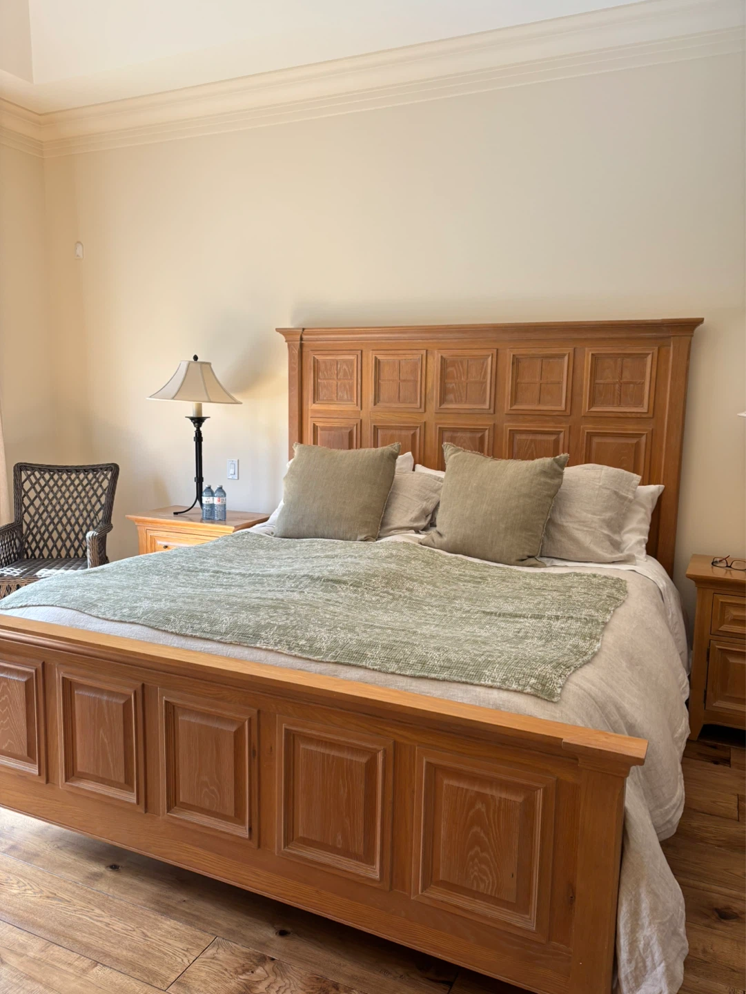 SOLID OAK MADE BY THOMASVILLE FURNITURE KING OR QUEEN WORKS