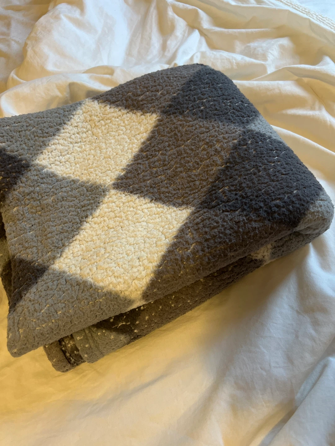 Sherpa Throw Blanket - Gray and White Diamond Pattern