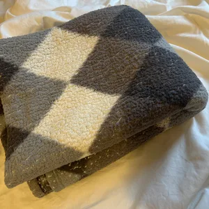 Sherpa Throw Blanket - Gray and White Diamond Pattern