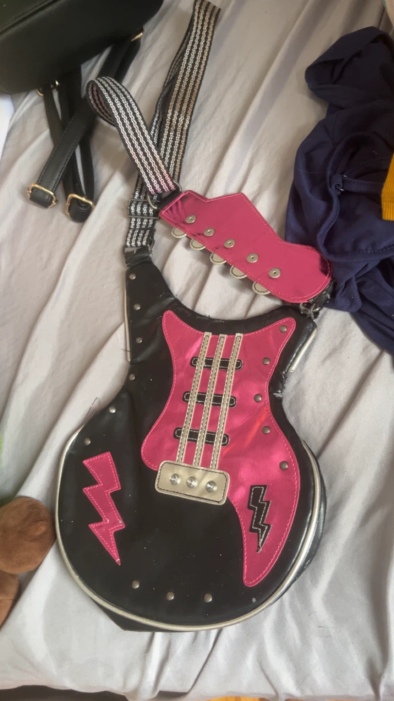 Sac à main rose et noir en forme de guitare