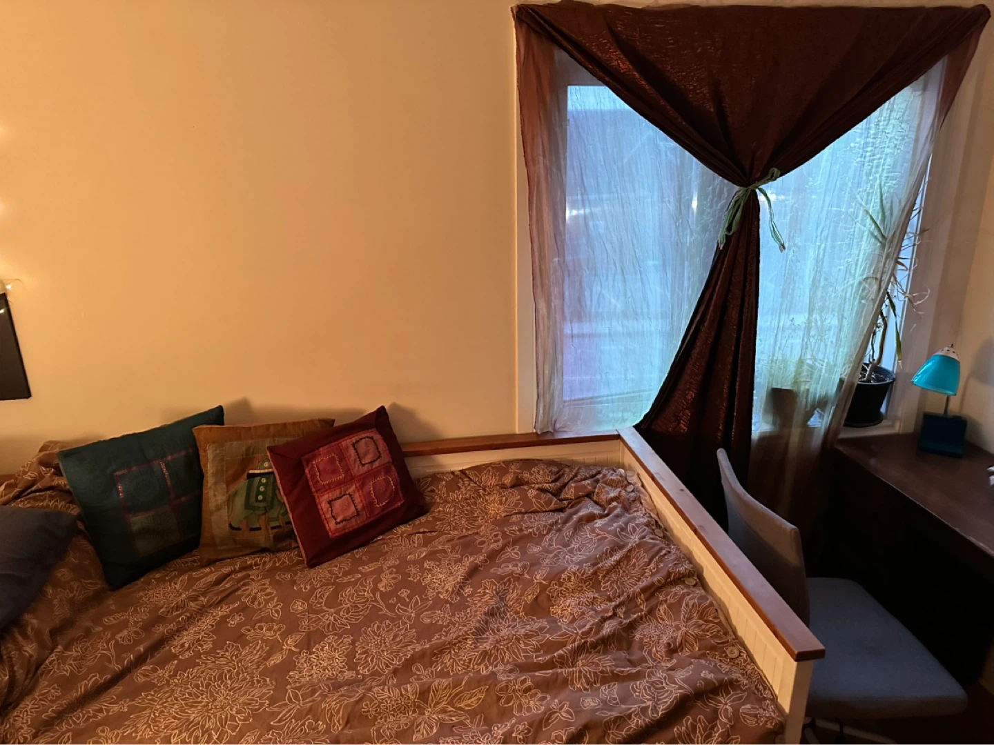 Fully Furnished Room for Rent in Top-Floor Apartment - photo 2
