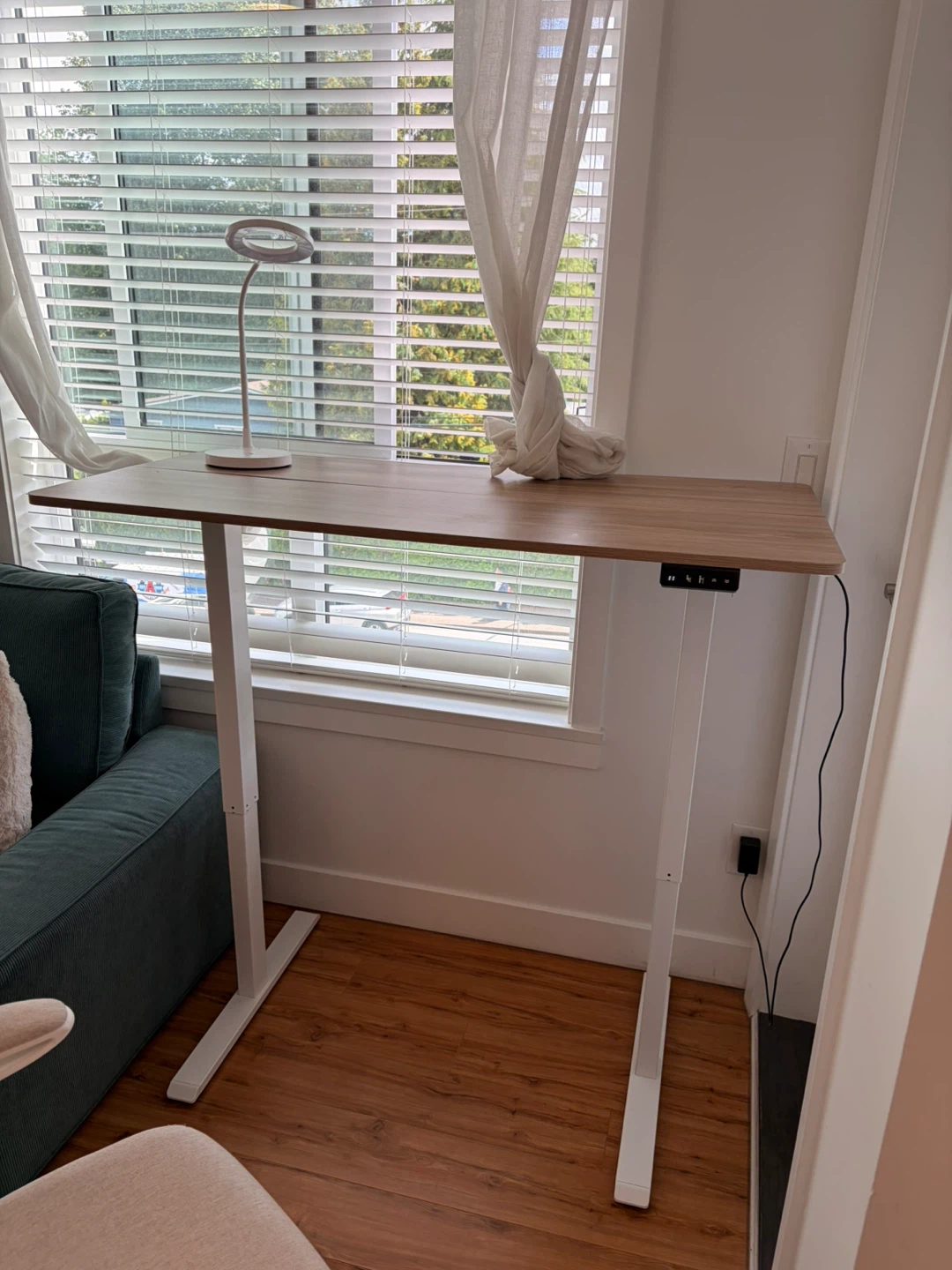 BEXEVUE 47x24 Inch Electric Standing Desk - Maple