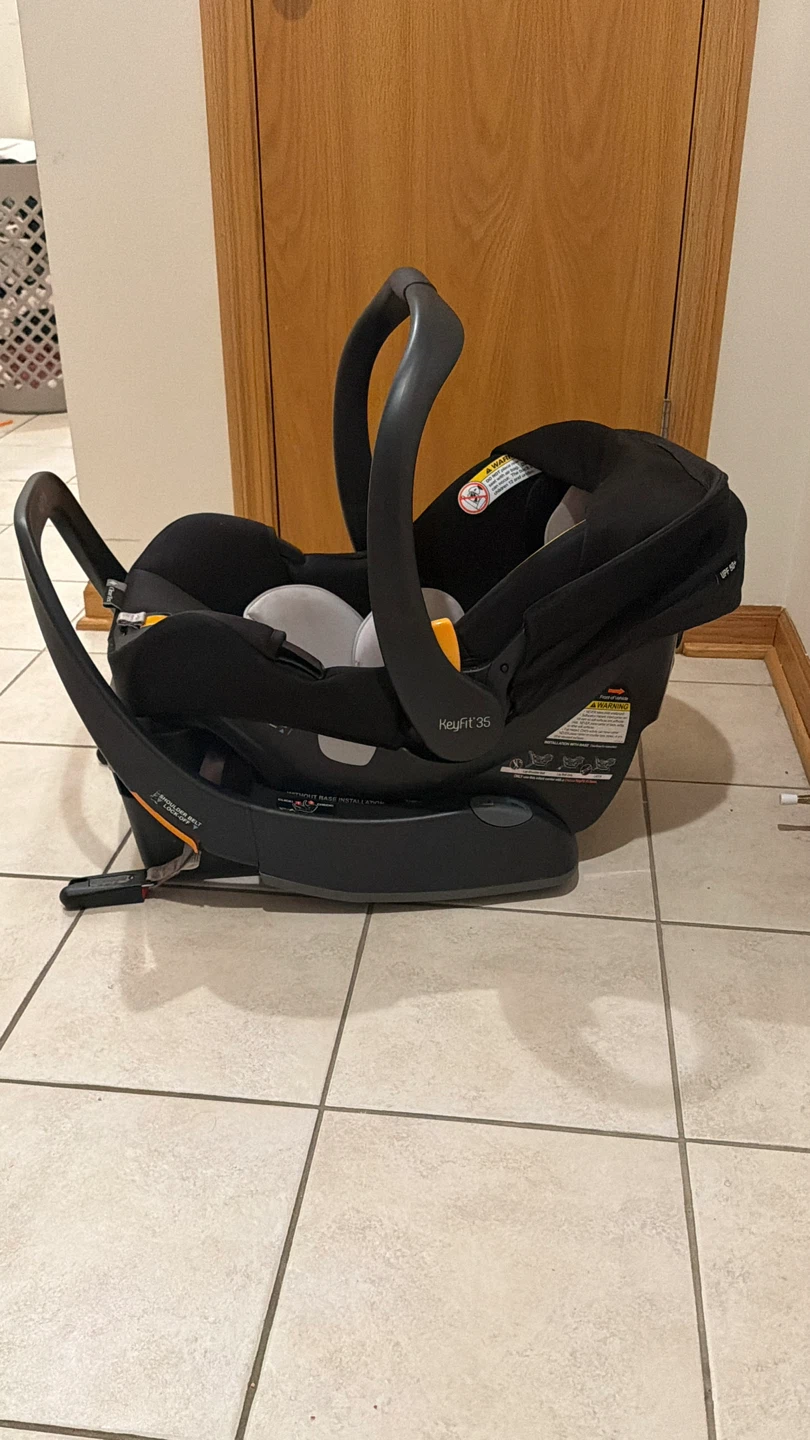 Chicco KeyFit 35 Infant Car Seat + Base – Excellent Condition - photo 3