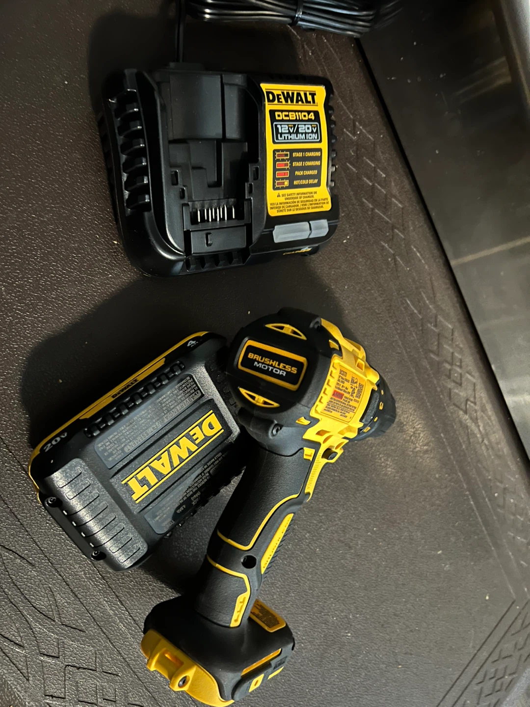 DeWalt 20V MAX Brushless Drill with 4Ah Battery & Charger - photo 2