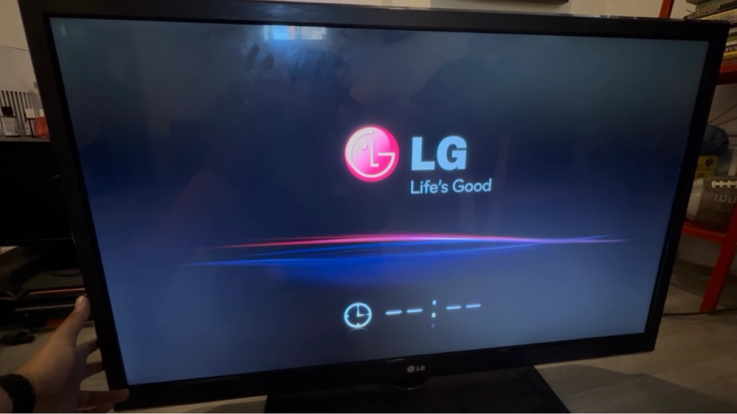 LG 42 Inch TV - photo 2