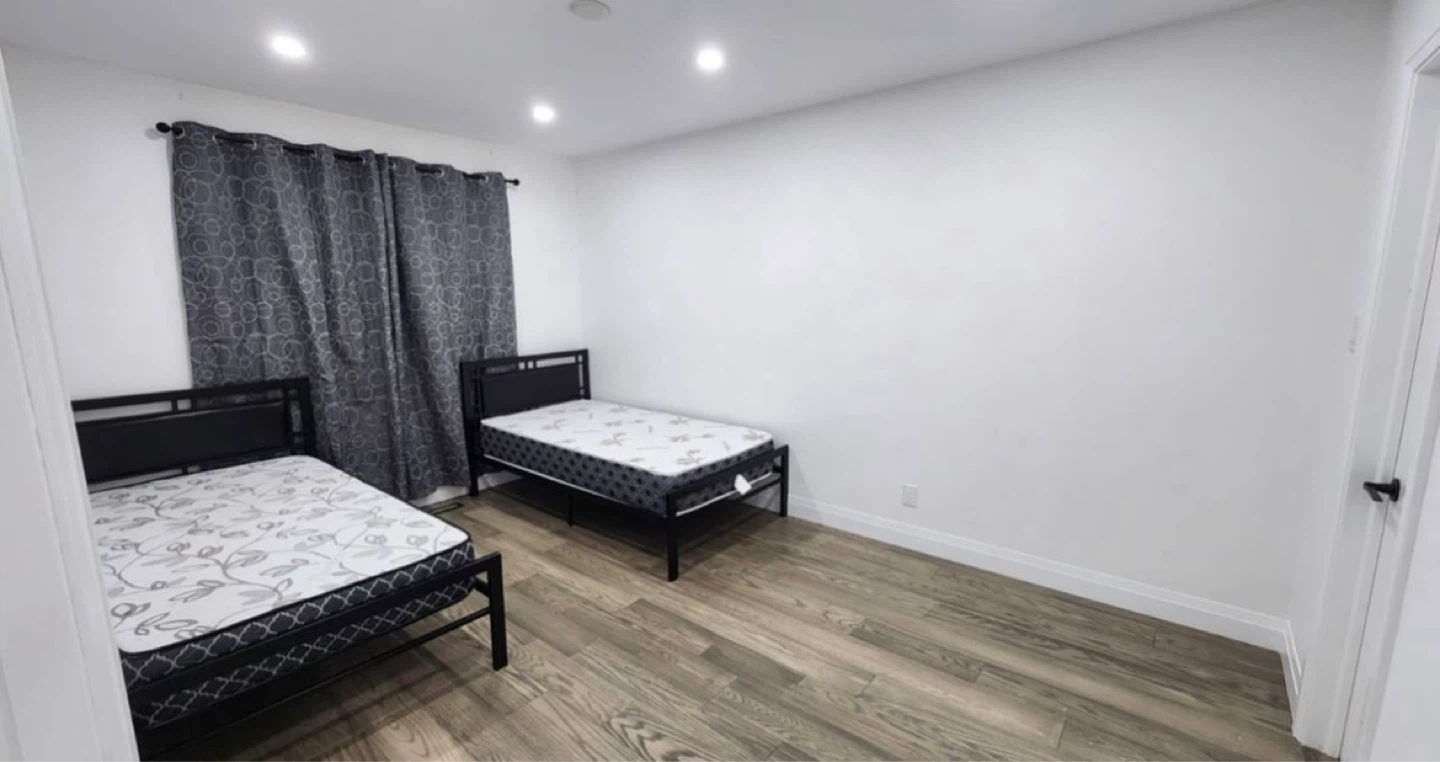 Girls only master bedroom for rent - photo 2