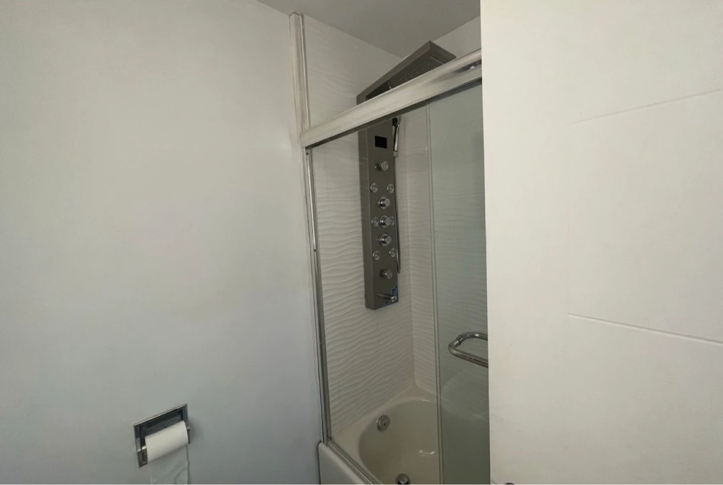 Girls only master bedroom for rent - photo 4
