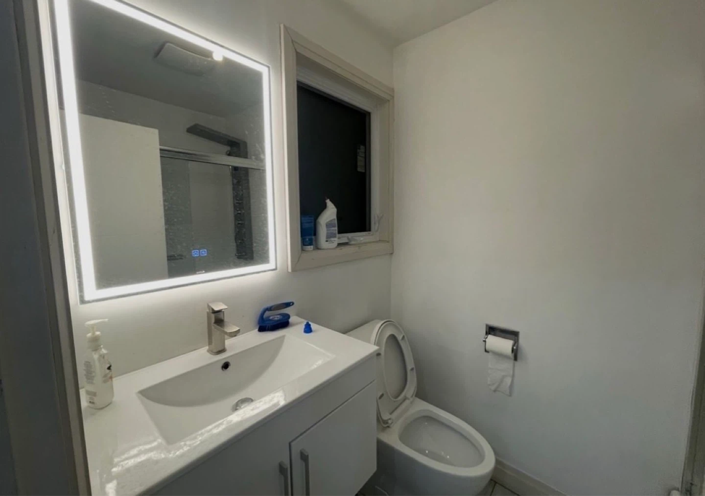 Girls only master bedroom for rent - photo 3