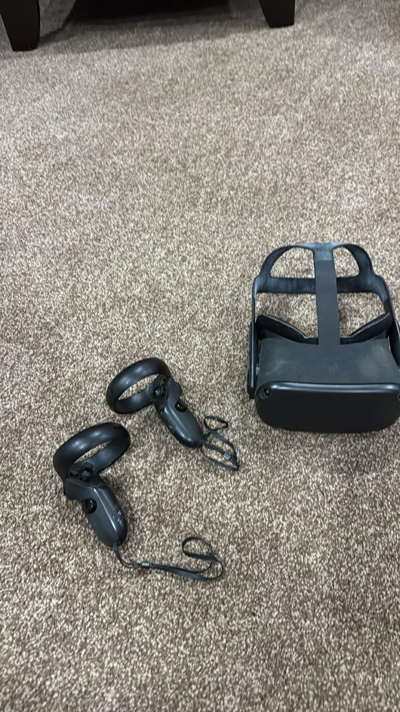 Oculus Quest VR Headset with Controllers