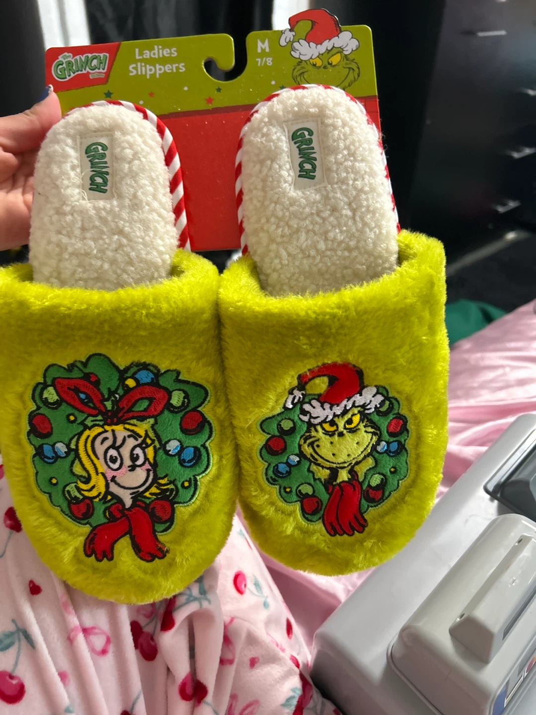The Grinch Ladies Slippers Size M 7/8