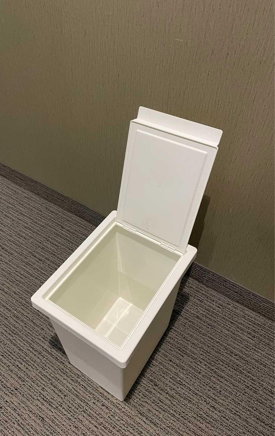 White Square Plastic Trash Can with Lid