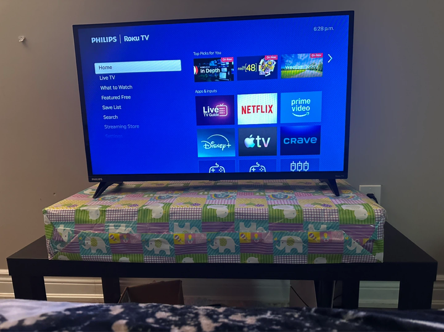 Philips Roku TV 32inch with table