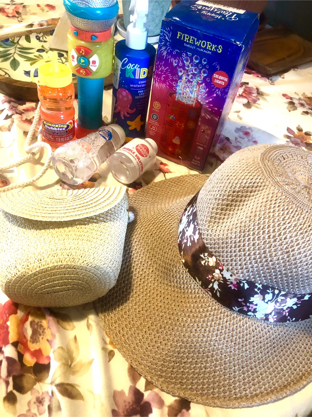 Lot: Bubble Machine, Prepool Detangler, Hat sunglasses etc - photo 2