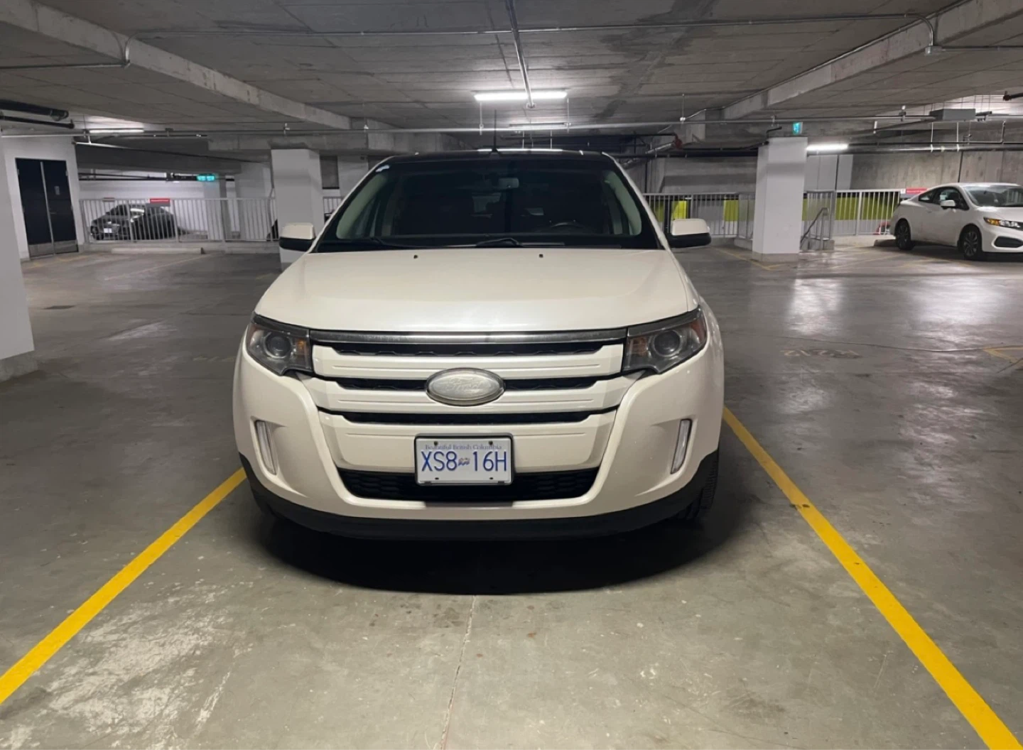 White Ford Edge SUV - photo 4