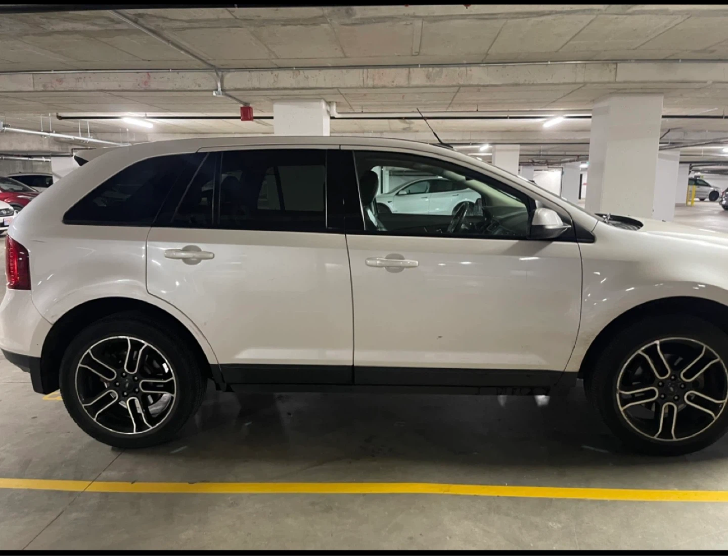 White Ford Edge SUV - photo 3